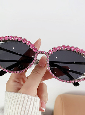 墨镜女猫眼黑色高级感街拍2026新款镶钻太阳镜旅游拍照方圆脸窄框