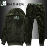 Утепленный удерживающий тепло защищающий от холода ветрозащитный водонепроницаемый камуфляжный комбинезон