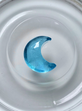 天然海蓝宝月亮吊坠蓝色雕刻件女