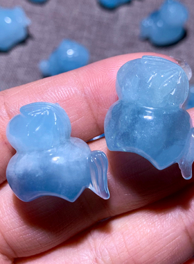 天然海蓝宝小马吊坠配饰雕刻件女