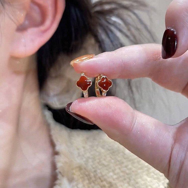 s925银针耳饰秋冬新款红色四叶花耳扣小众设计感时尚气质百搭耳环,淘宝优惠券,粉丝福利购,淘宝优惠卷