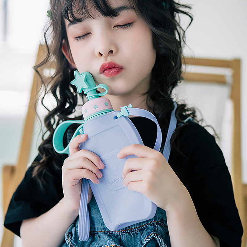 杯具熊儿童硅胶水壶背带水杯男女户外幼儿园宝宝防呛轻便隔热水壶 - 图0