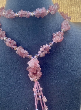 新款天然草莓晶碎石花瓣项链女款长链轻奢小众设计感高级颈链