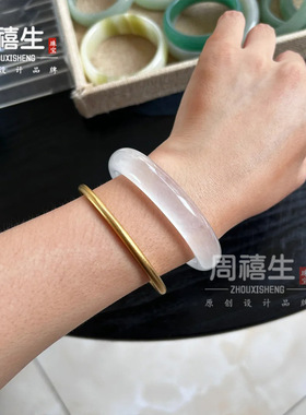 翡翠色高冰白色玉手镯石英岩玉冰种白月光手镯水沫冰透圆条美人镯