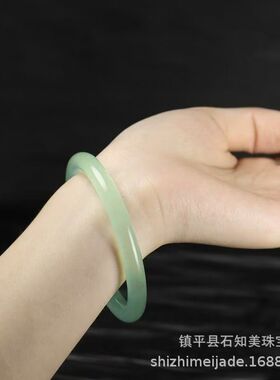 冰种淡绿色石英岩玉圆条手镯女款细圆条美人镯玉石镯现货