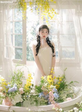照相馆新款个人写真小清新甜美风白光少女氛围感白色吊带裙写真服