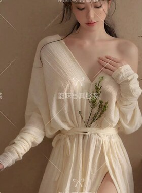 影楼新款气质少女温柔风V领连衣裙女早春新款清冷感收腰仙女长裙