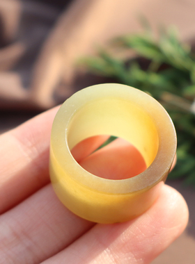 新疆且末料鸡油黄口带糖17MM戒指
