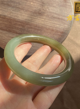 新疆且末料蓝色基调带糖56mm手镯