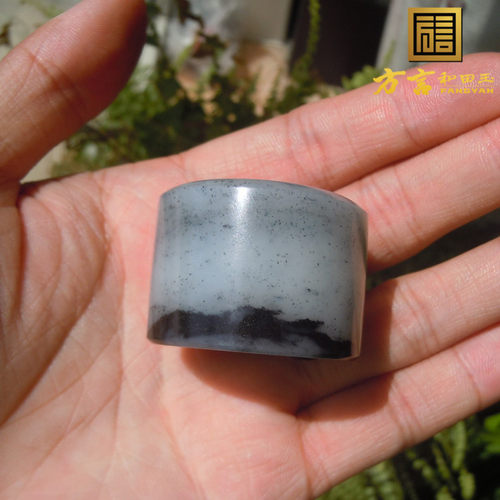 方言精品新疆和田玉龙河黑白分明籽料青花水墨丹青内径21mm扳指F1 - 图3