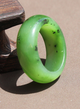 俄罗斯高油润细腻菠菜绿碧玉戒指