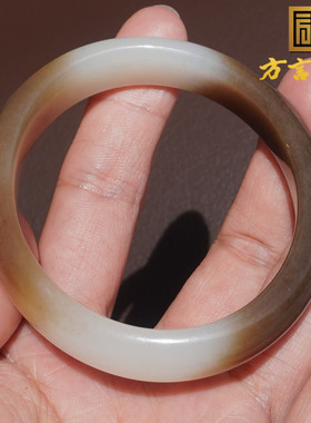 和田玉俄润细糖白分明一线天手镯