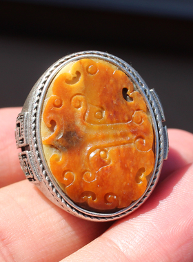 新疆黄沁皮和田籽料兽面守护银镶