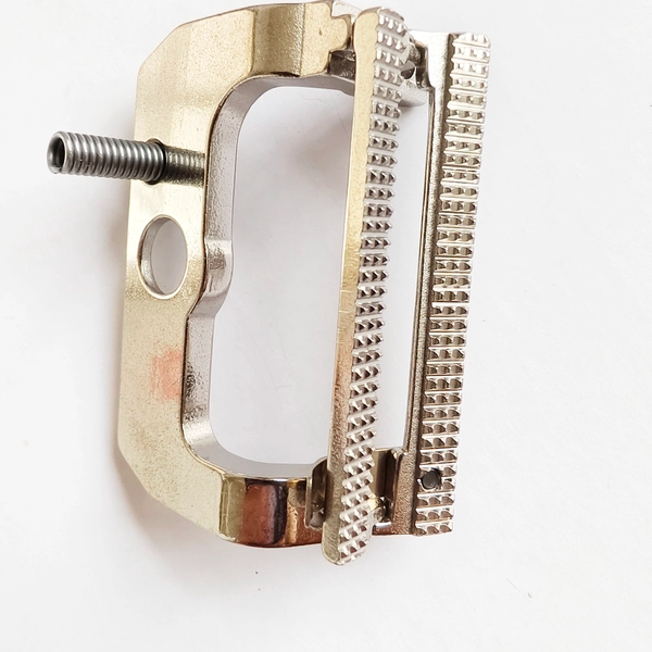 1790 Knitting Presser Foot Opening Anti-jumping Anti-Thread Breakage 781 Buttonhole Presser Foot ໂຮງງານໃຫມ່ ຂາຍໂດຍກົງ ລາຄາຕໍ່ລອງໄດ້