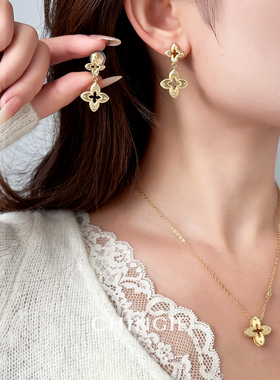 青芥金色拉丝镂空四叶草项链