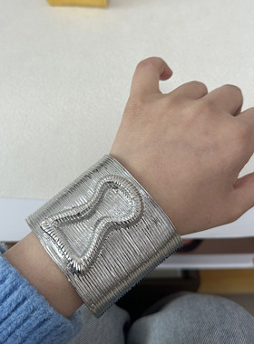 夏帕复古小众设计金属条纹钥匙锁孔浮雕感开口手镯重工时尚手环潮