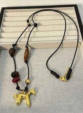 马年新品独特个性气质串珠编绳小马吊坠项链轻奢精致长款毛衣链