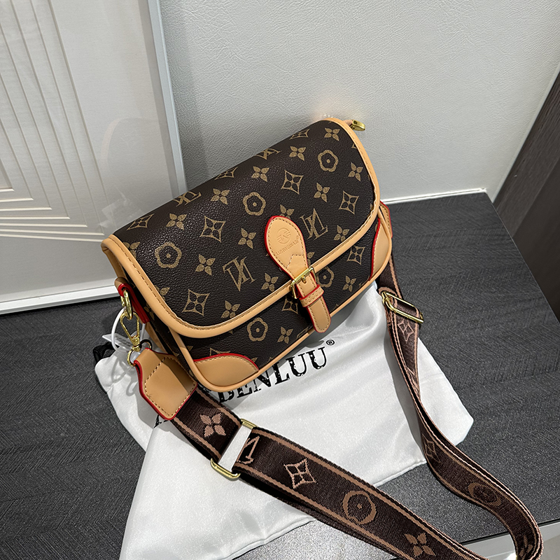 高级感包包女2025新款潮复古老花单肩斜挎包爆款宽带法棍包小方包,淘宝优惠券,粉丝福利购,淘宝优惠卷