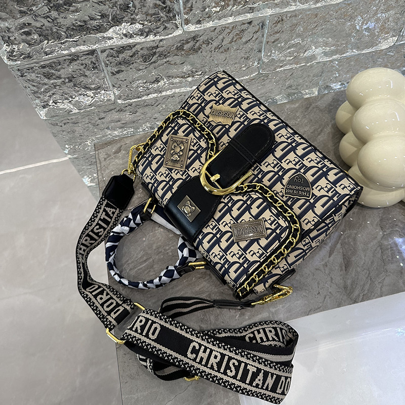 左杏女包2024新款时尚气质手提包高级感百搭徽章单肩挎包妈妈礼物