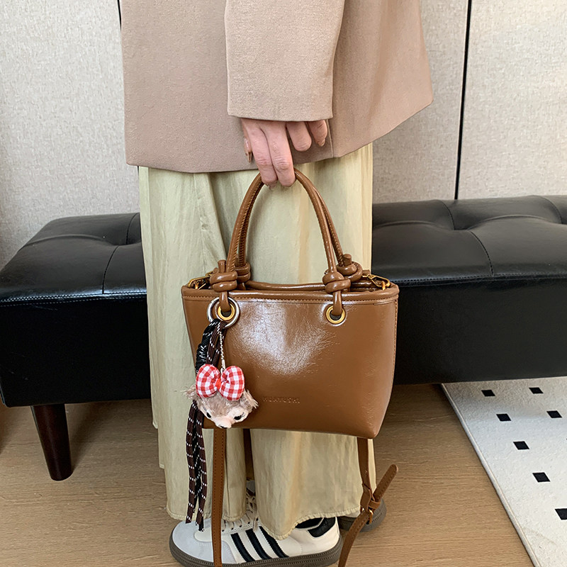 复古潮流手拎水桶包女2026秋冬新款简约休闲单肩包韩版高级感女包,淘宝优惠券,粉丝福利购,淘宝优惠卷