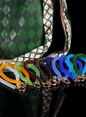 琉璃成品手机链，搭配琉璃磨砂圆珠，金色麻花闭口圈，金色万能扣