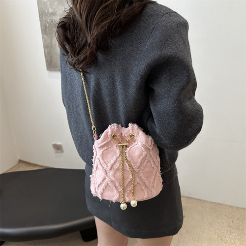 小众设计牛仔布菱格水桶包2025新款斜挎包欧美潮流抽绳流苏单肩包 - 图0