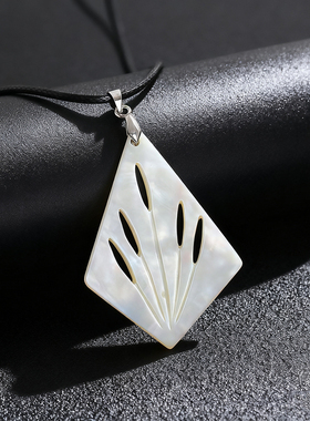 镂空雕刻箭头菱形贝壳情侣吊坠