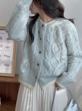 奶系穿搭蓝色短款上衣麻花针织开衫女早春秋季软糯慵懒风毛衣外套