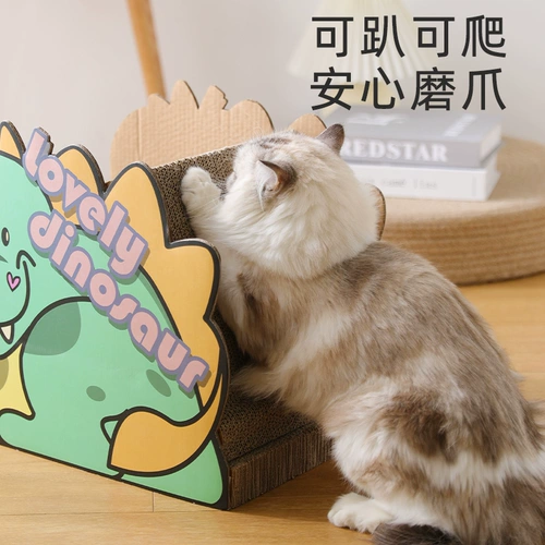 Кошка, захватывающая кошачье гнездо, не бросает крошки гофрированной бумаги против, схватившего диван, чтобы защитить гнездо кошачьего кошачьего гнезда кошачья кошачья кошачья кошка и анти -кера