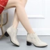 Giày xuân hè 2019 mới và giày nữ cỡ lớn 41-43 booties da rỗng Martin ủng cao để giúp giày đơn màu trắng - Giày cao gót