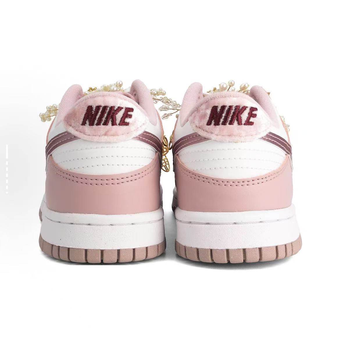 定制球鞋 Nike Dunk 樱粉婚鞋 中式婚礼喜庆珍珠挂件 女子板鞋,淘宝优惠券,粉丝福利购,淘宝优惠卷
