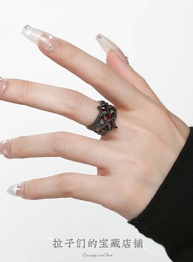 暗黑系复古红宝石戒指霸气朋克风小众情侣指环肌理感金属食指戒潮