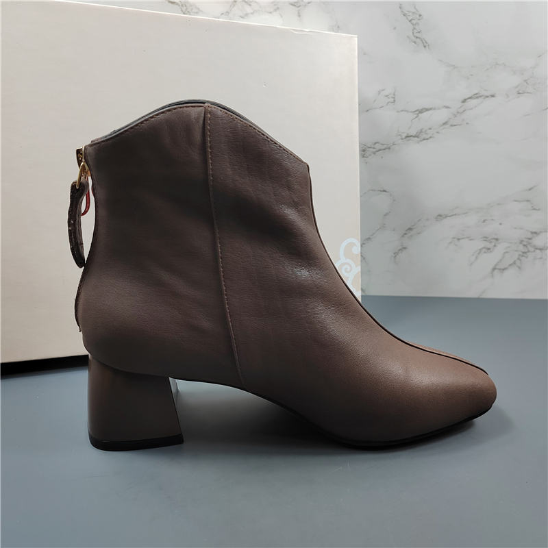 专柜正品头层牛皮粗跟马丁靴女2025冬季新款V口尖头切尔西瘦瘦靴 - 图3