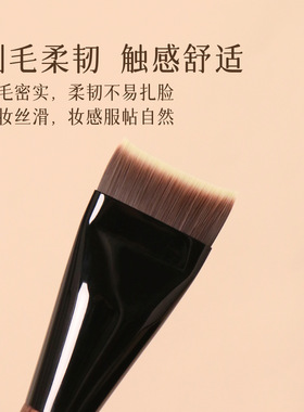粉刷匠胡桃里B69弯刀粉底刷粉底液专用一刷无痕化妆师专用化妆刷