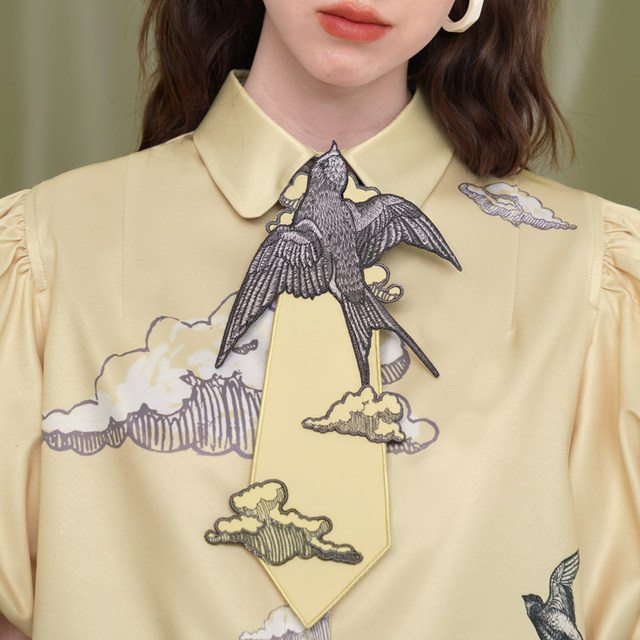 Neck tie with coffee foam embroidery design