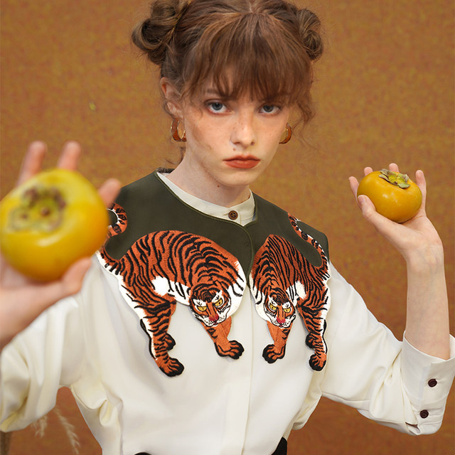 Kamo original tiger embroidered small shawl neckline