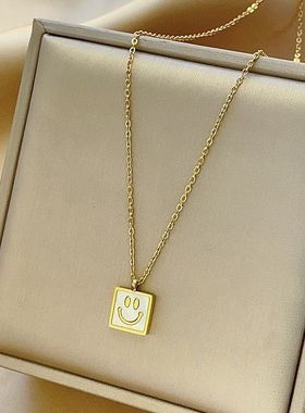 钛钢项链法式方牌笑脸日韩时尚简约ins小众设计直播同款吊坠ins风