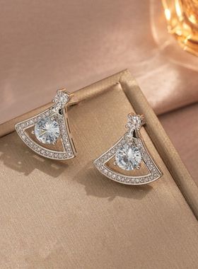 项链女 网红小裙子锆石小众新款设计感吊坠气质耳环套装钛钢项链