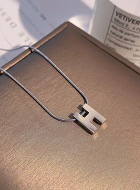 钛钢项链女 H字母2022年新款时尚小众锁骨链毛衣链秋冬不掉色配饰