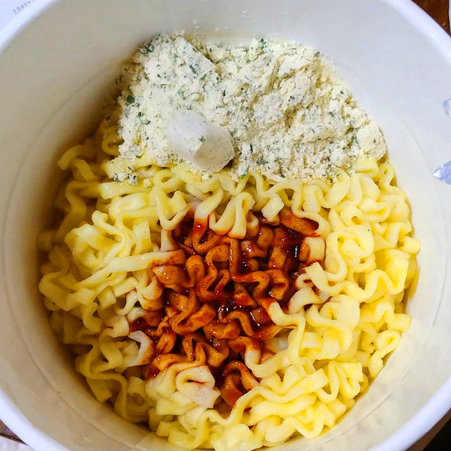 South Korea imported Samyang super spicy turkey noodles cream cheese instant noodles barreled instant noodles abnormal spicy cup noodles