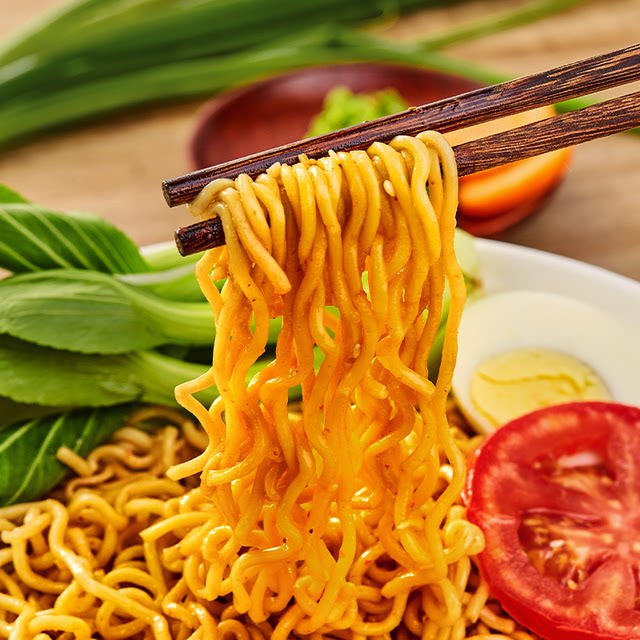 30 packs of Indonesian imported Yingduo lo mein ramen original spicy beef noodles instant noodles full box for late night snacks