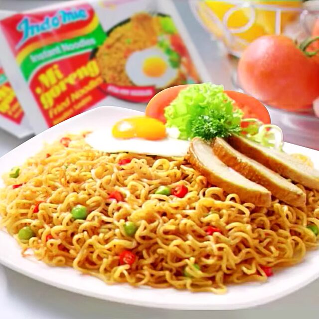 30 packs of Indonesian imported Yingduo lo mein ramen original spicy beef noodles instant noodles full box for late night snacks