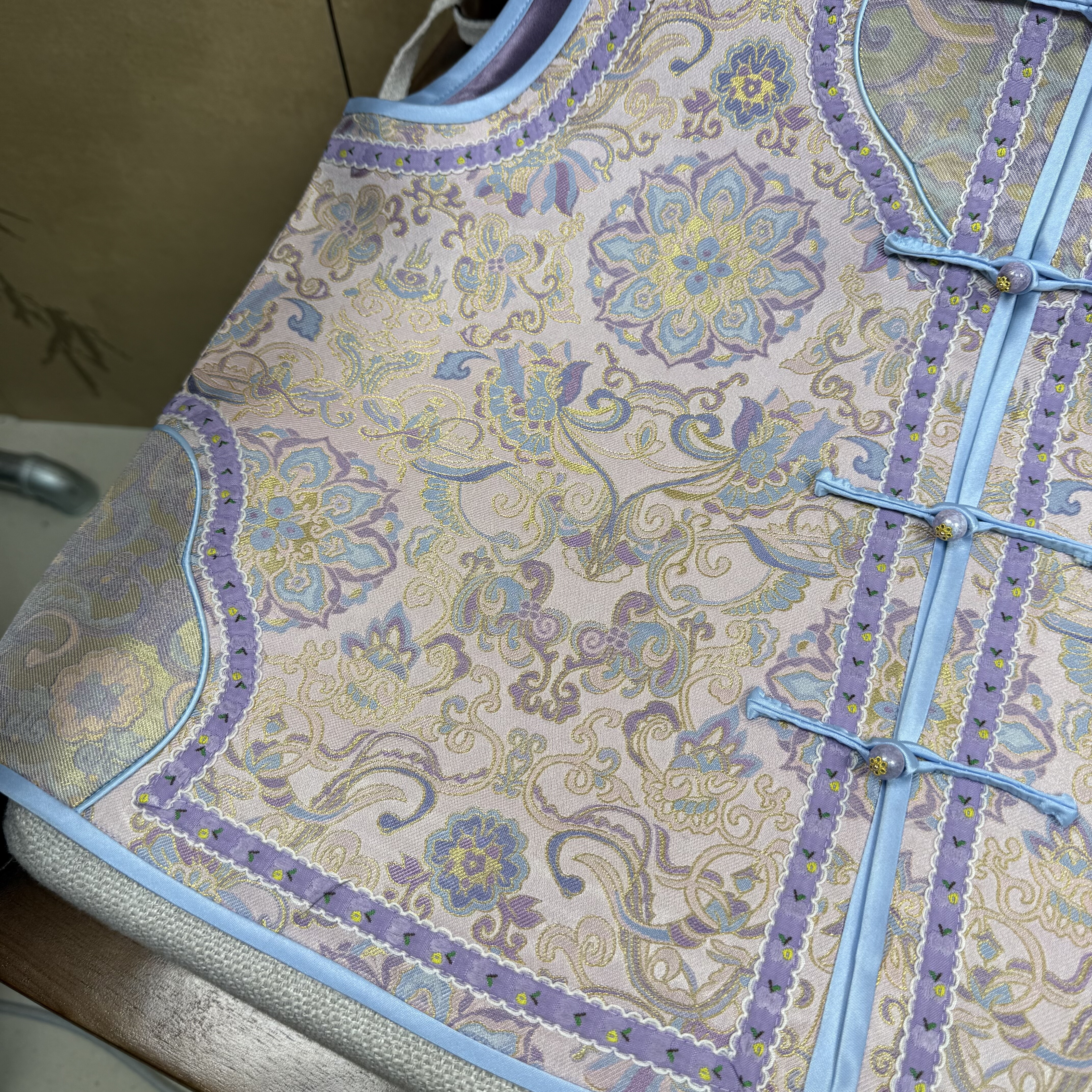 精工细作满分桑蚕丝老宋锦粉金莲新中式马甲中式国风复古新款马甲,淘宝优惠券,粉丝福利购,淘宝优惠卷