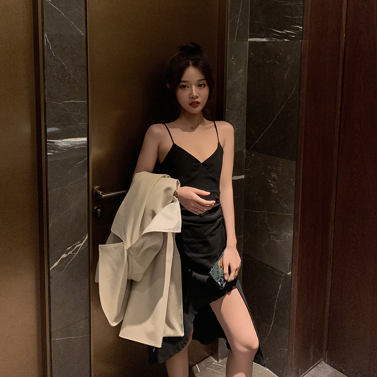 吊带内搭连衣裙 新款女装春季褶皱显瘦长款不规则黑色打底裙子 2020 吊带内搭连衣裙 新款女装春季褶皱显瘦长款不规则黑色打底裙子 2020