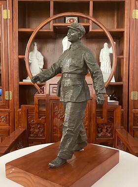 铸铜雷锋雕塑革命英雄人物铜雕像校园景区书房办公摆件艺术品厂家