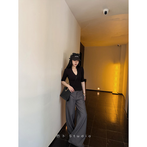 巴卜Studio黑色大v领T恤女夏季新款辣妹风修身百搭显瘦短袖上衣 - 图2