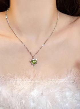 甜酷风轻奢绿色爱心锁骨链