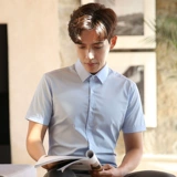 Синяя тонкая рубашка, комбинезон, мужской пиджак классического кроя