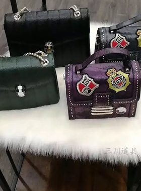 白色毛毯垫布服装店橱窗柜台展示