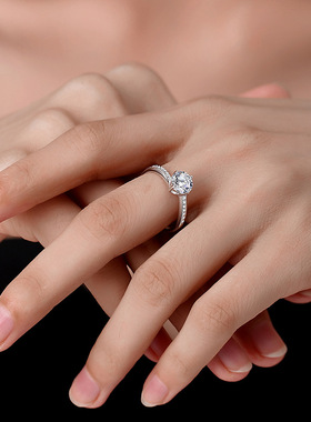 s925纯银镀铂金扭臂四爪莫桑石戒指一克拉订婚求婚钻石钻戒女